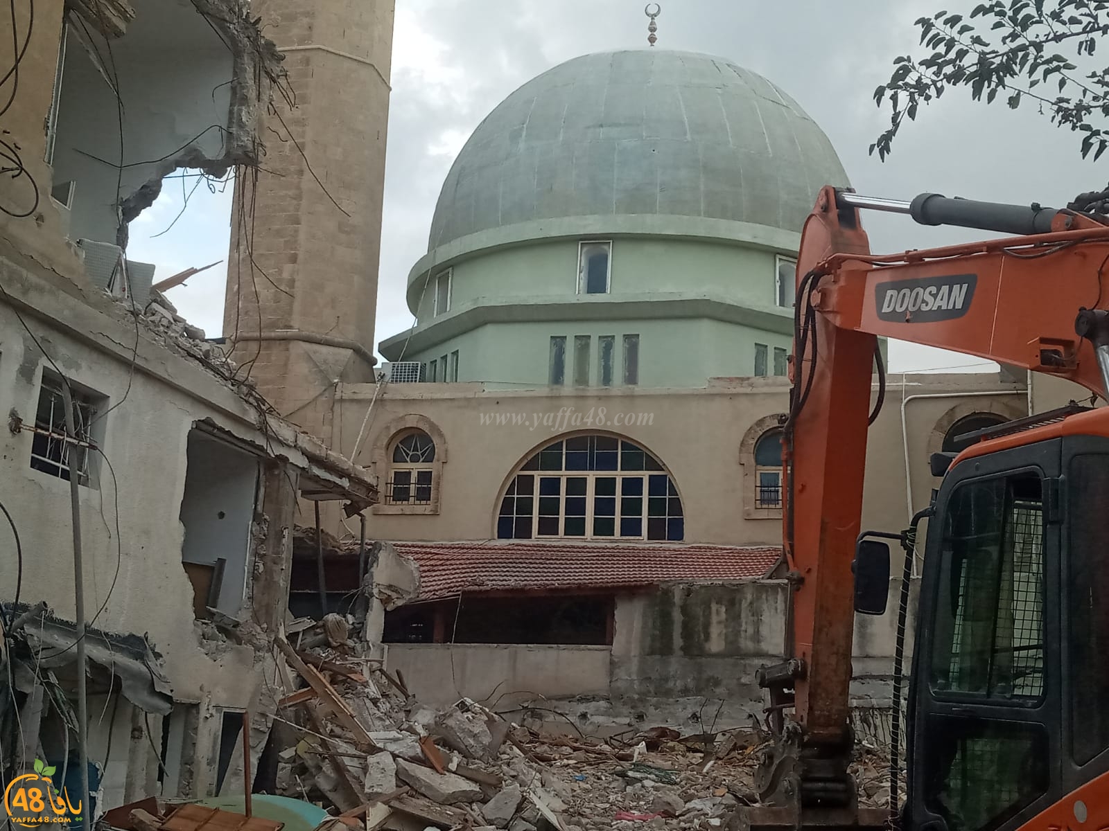 فيديو: هدم مبنى قديم بمحاذاة مسجد النزهة بيافا بهدف بناء فندق 